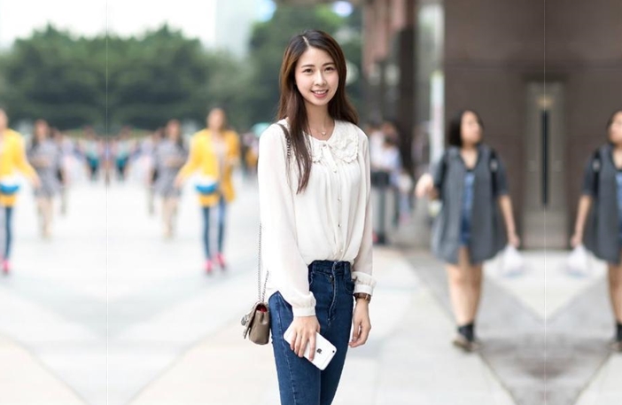 年轻漂亮 扒 光 了 抠 逼 玩弄压在身 下 爆 草 抽 插 小 骚 逼 叫 的 好 骚 啊 直接让小伙 干 射 了